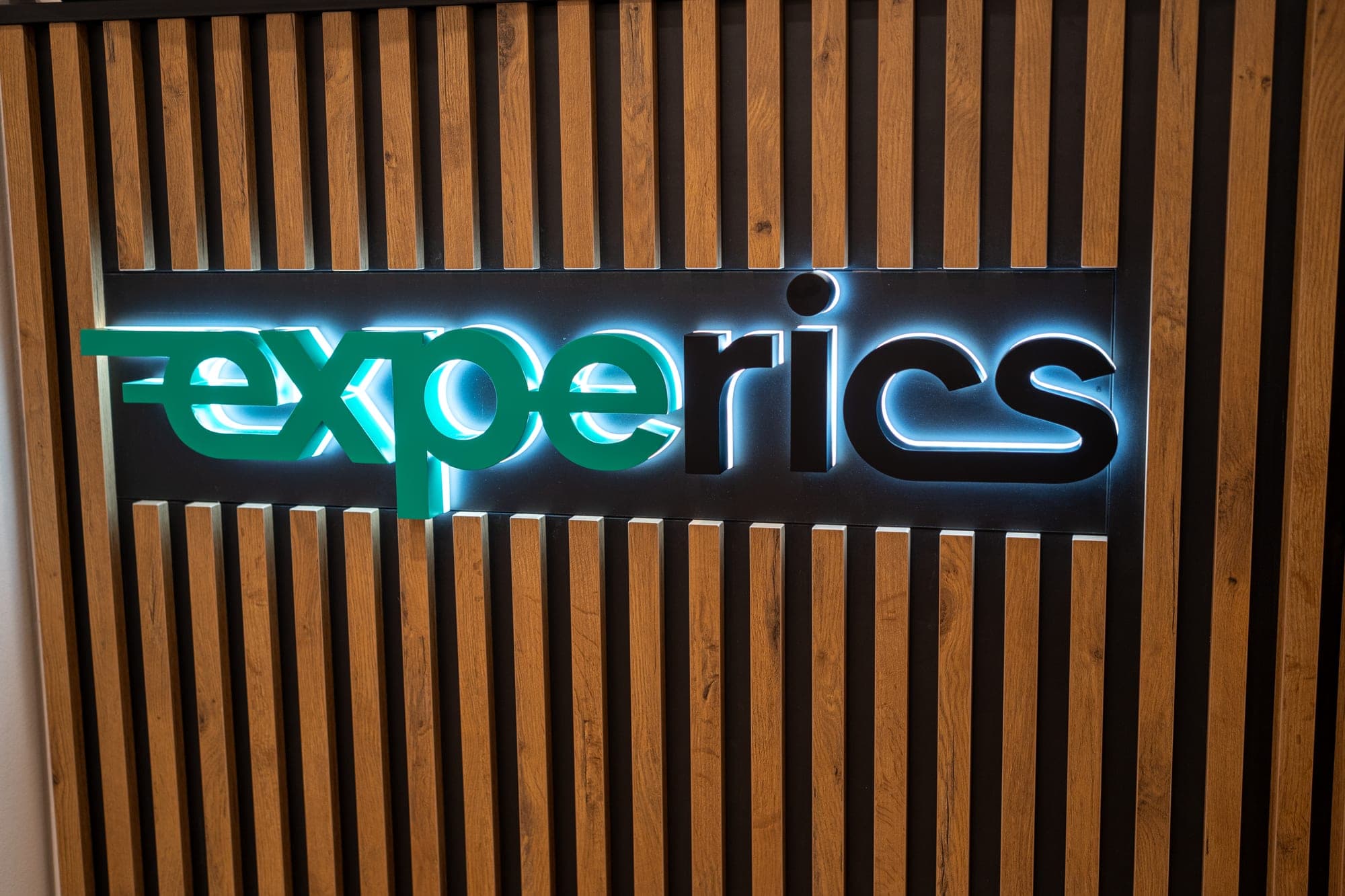 Das experics-Logo im Lingener Büro