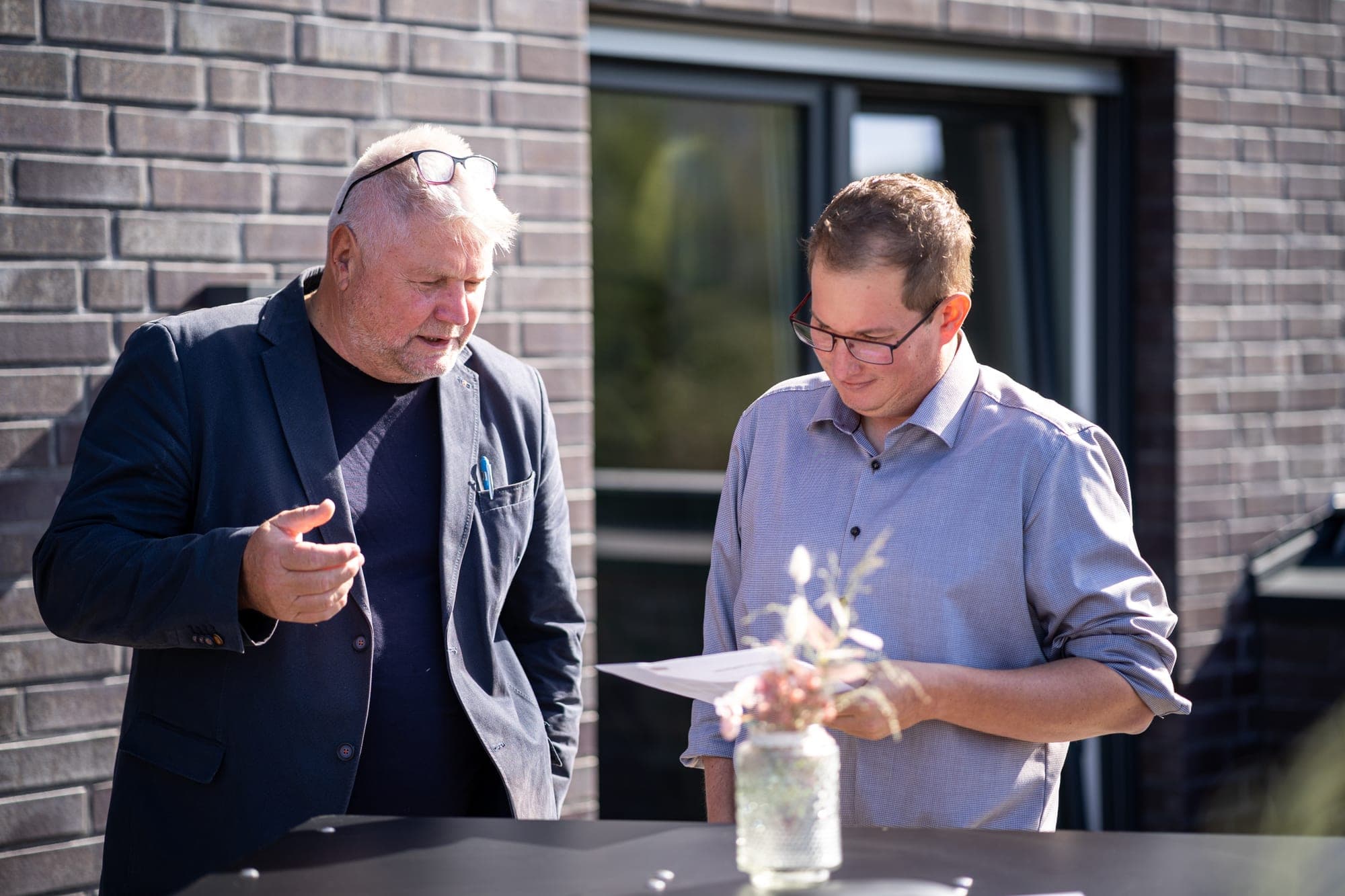 Jurygespräch vor dem Bürogebäude in Lingen