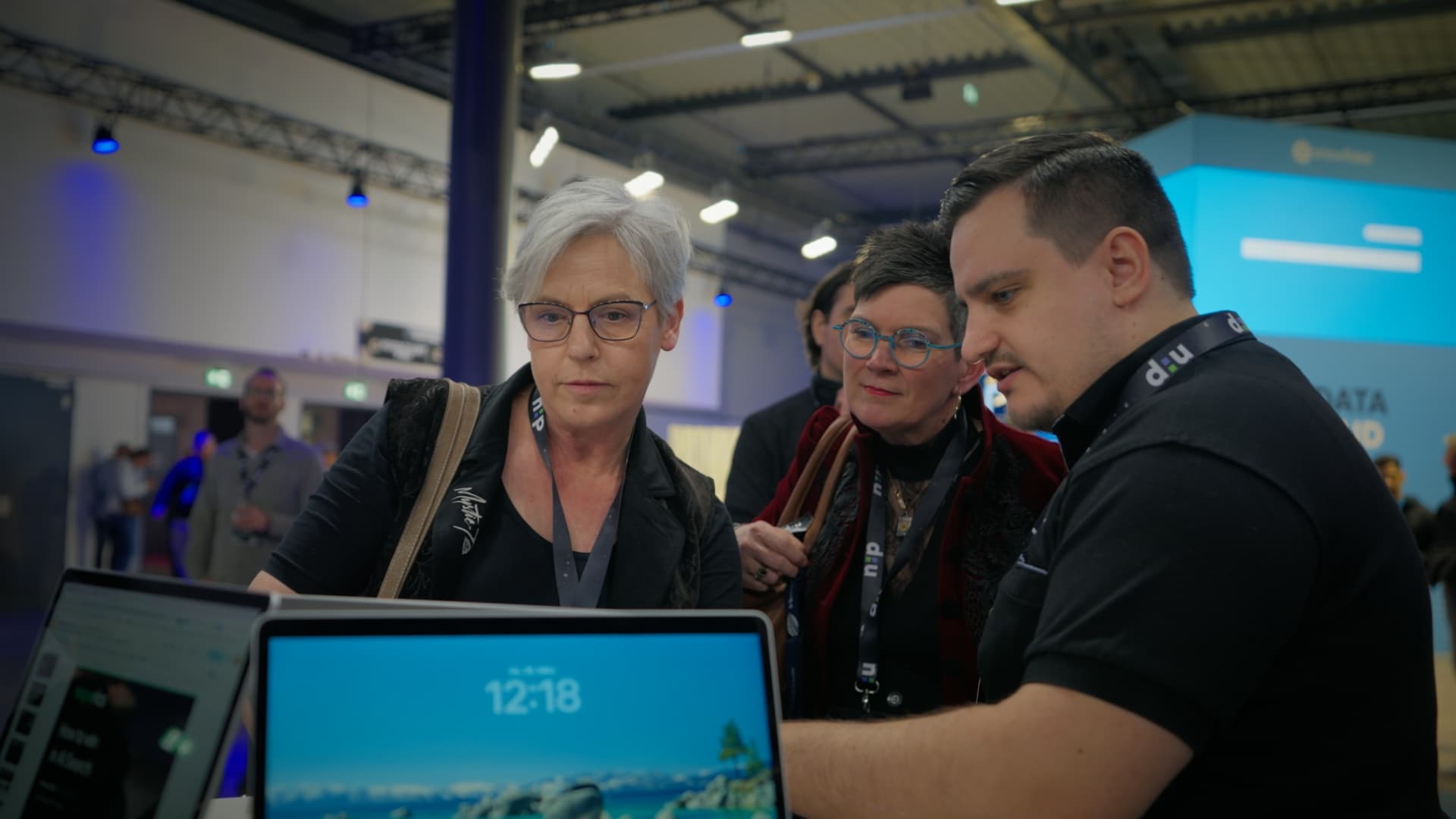 experics-Stand mit Beratungsgespräch auf der data unplugged.