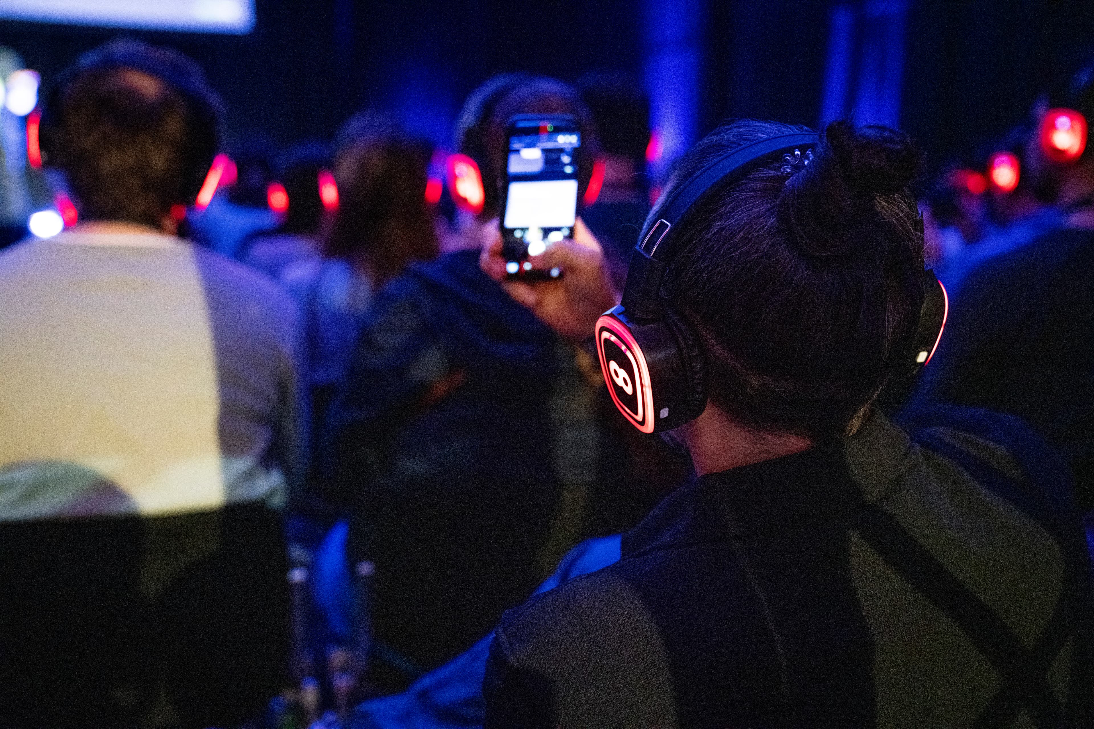 Publikum mit Headsets auf der data unplugged.