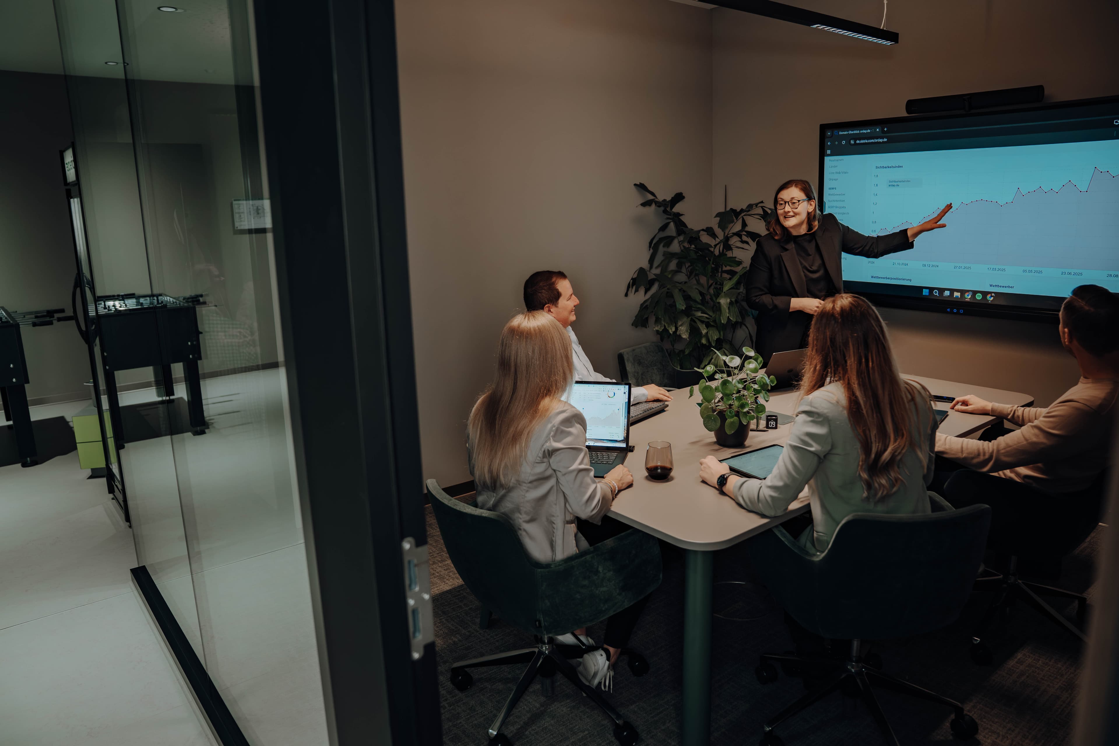 experics-Team bei der SEO-Beratung am Bildschirm