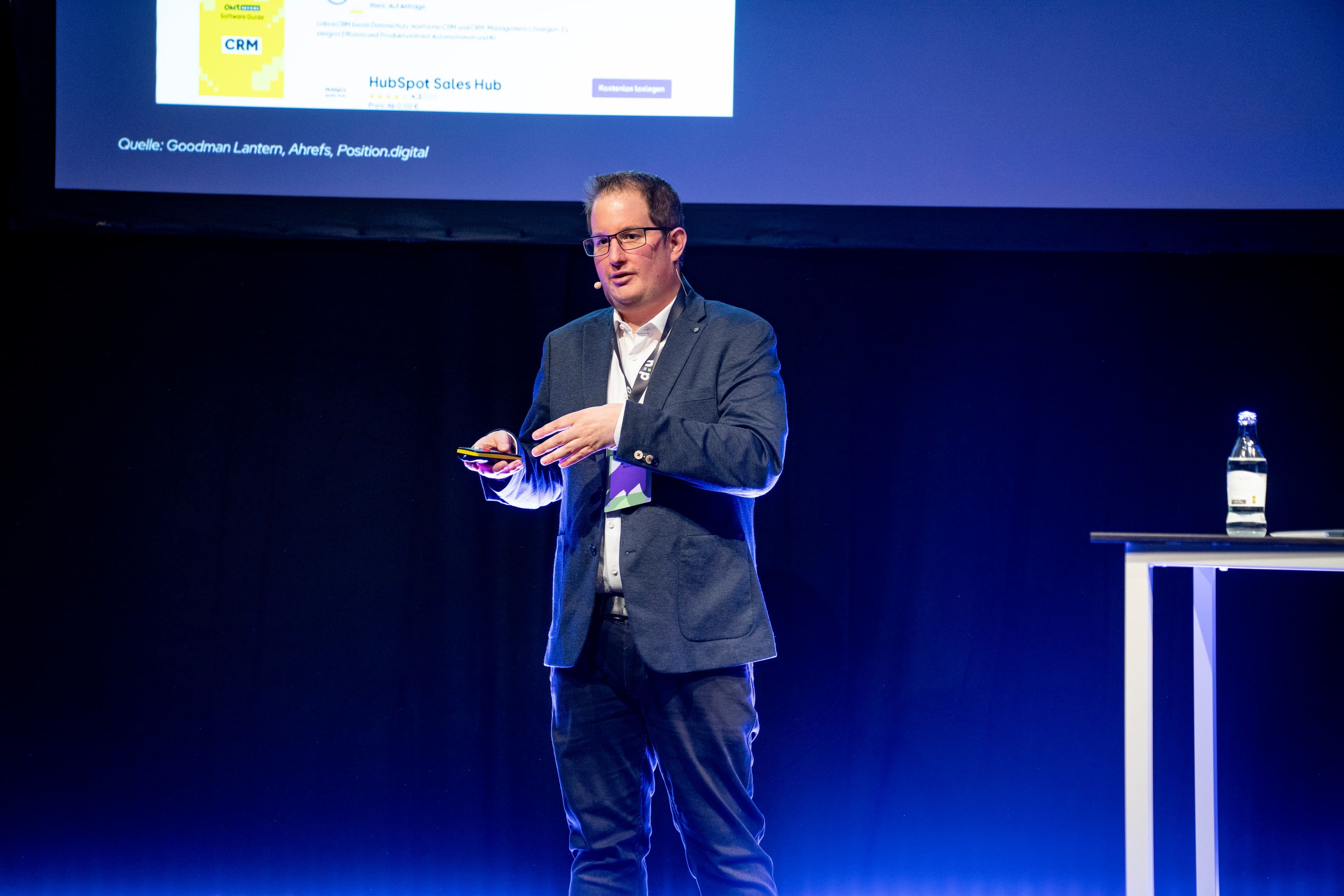 Michael Möller auf der dunklen Bühne der data unplugged.