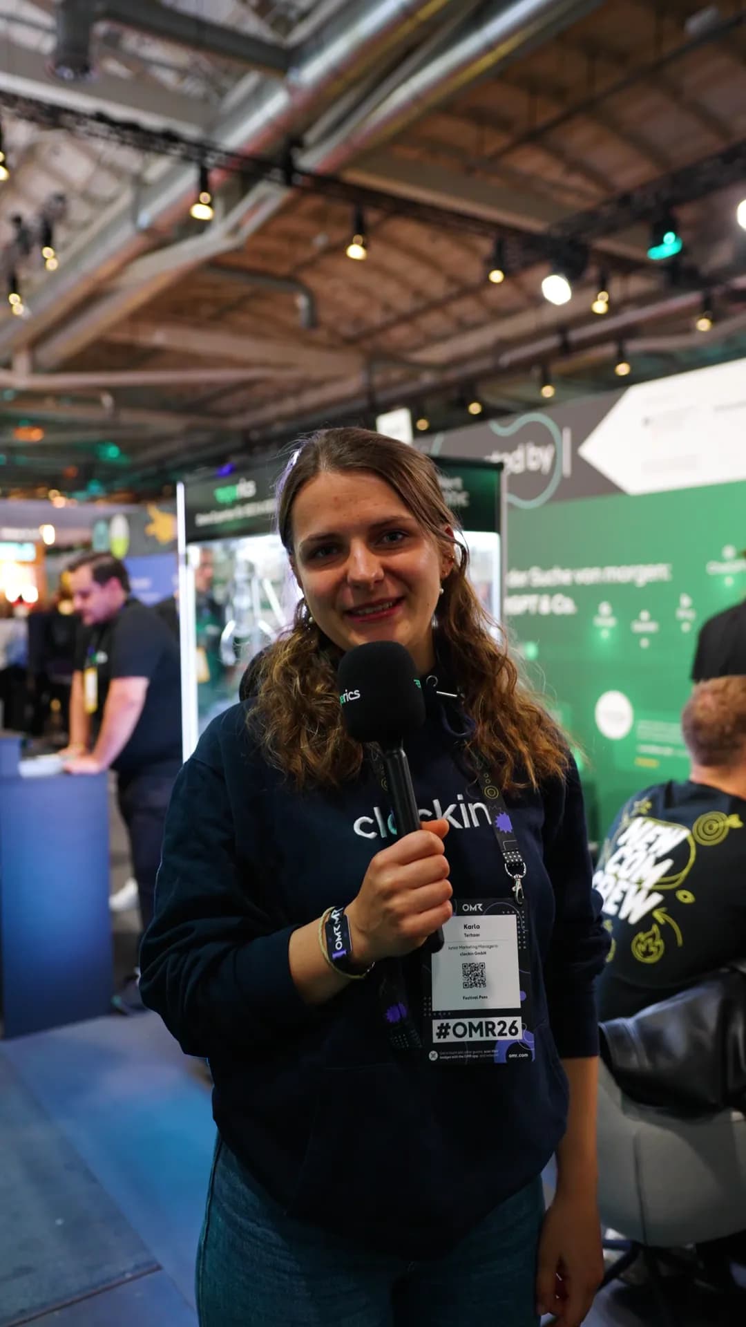 Karla Terhaar, Junior-Marketingmanagerin clockin, im O-Ton-Snippet von der OMR 2026