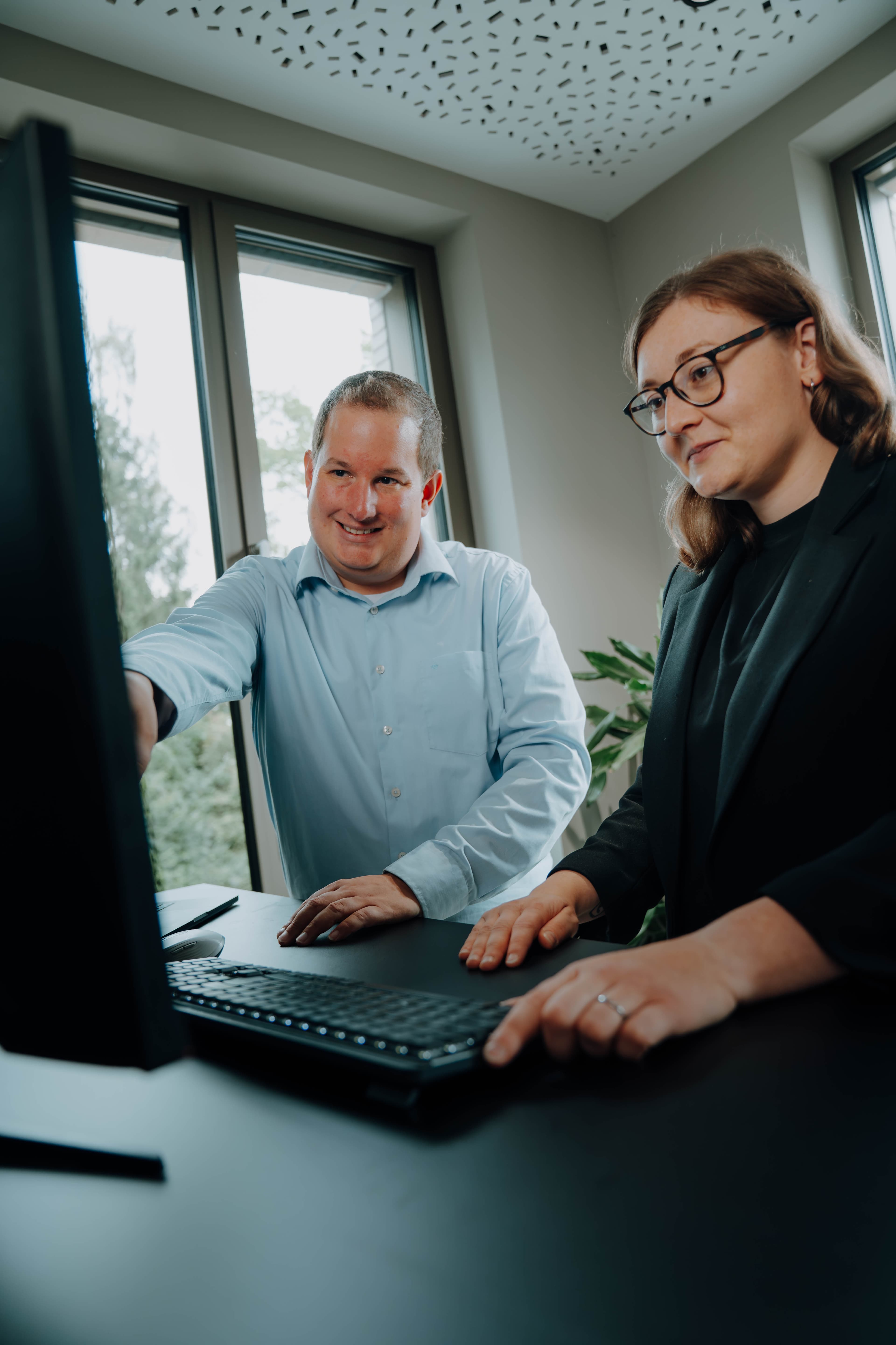 Michael Möller und Hanna besprechen Ergebnisse einer Kundenkampagne.