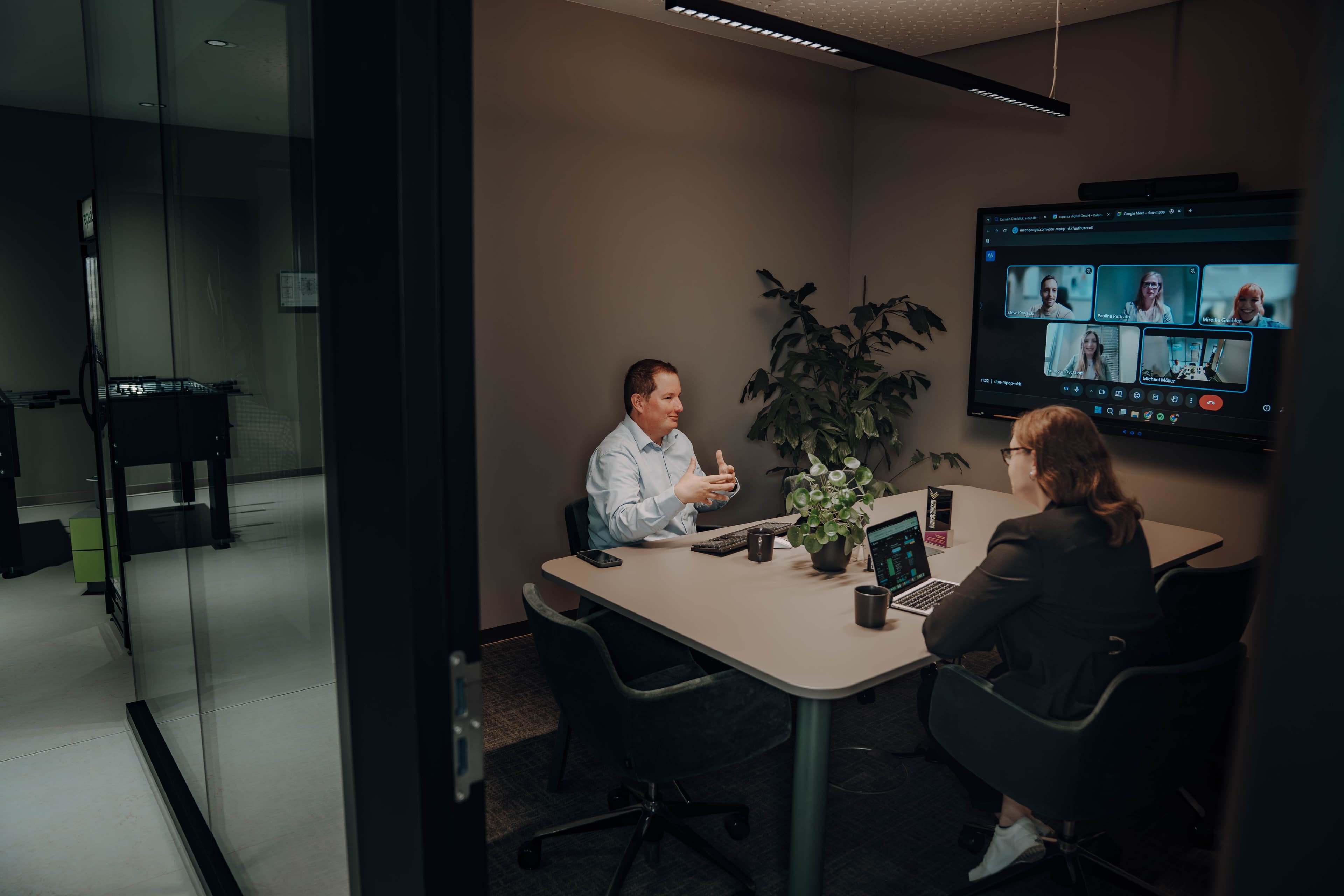 experics-Team in einer Remote-Besprechung zur Ausgangsanalyse eines Kundenprojekts.
