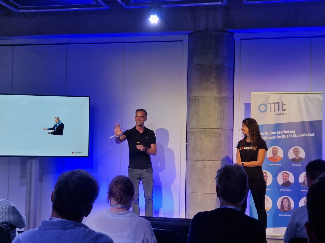 Robin und Valerie von morefire mit ihrem Vortrag zum Thema Marketing Automation auf dem OMT 2022